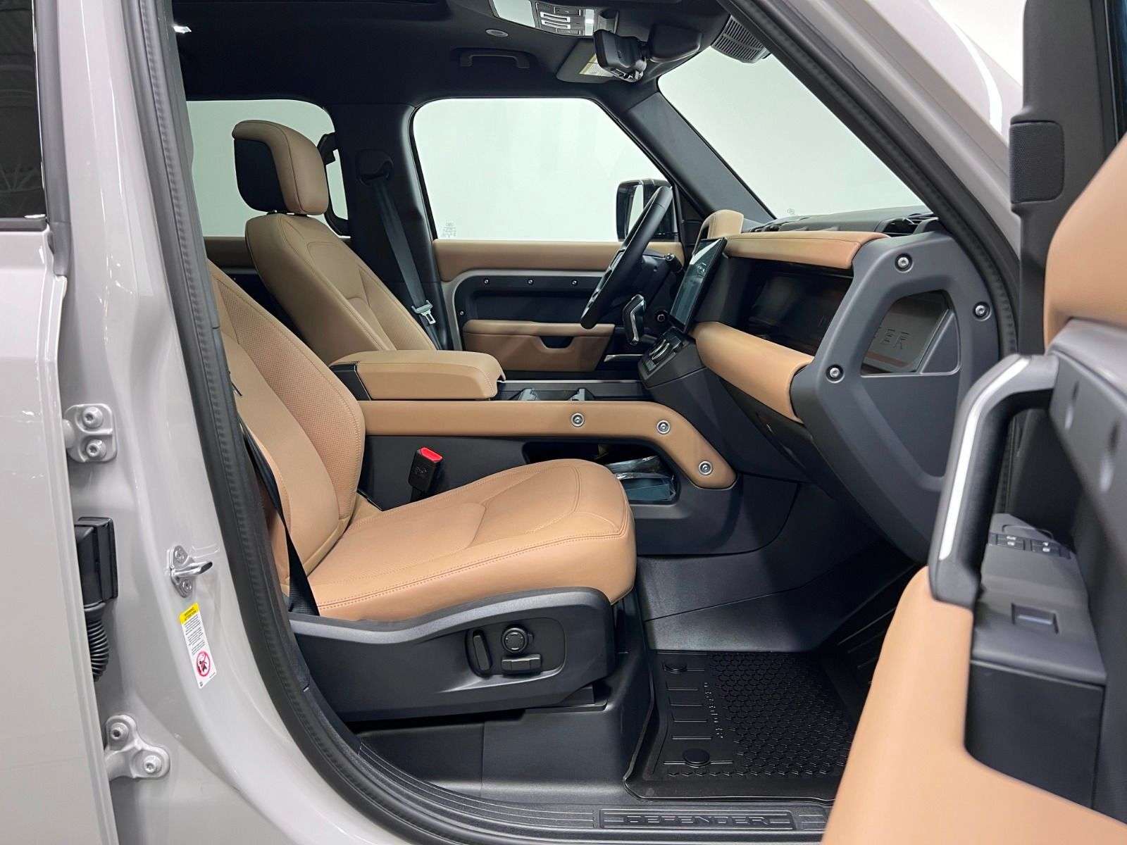 2026 Land Rover Defender 110 P500 V8 X-DYNAMIC SE alt 5