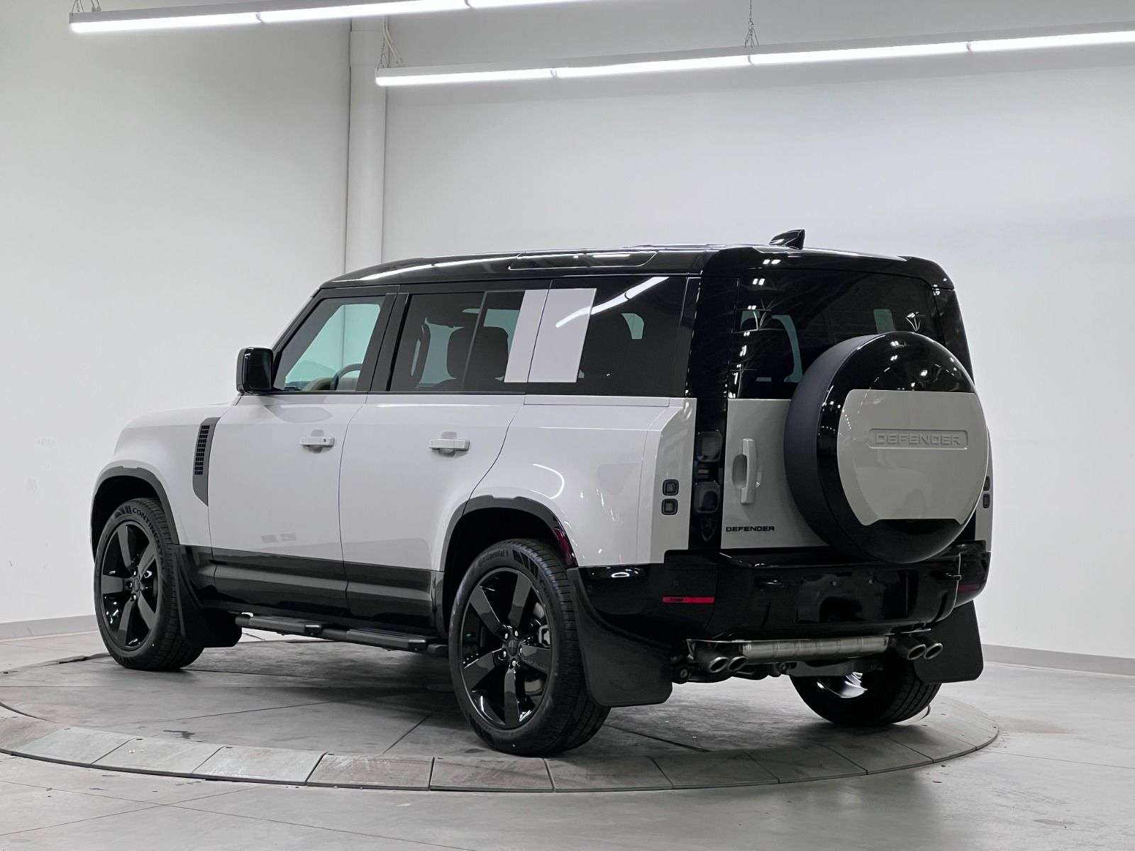 2026 Land Rover Defender 110 P500 V8 X-DYNAMIC SE alt 3