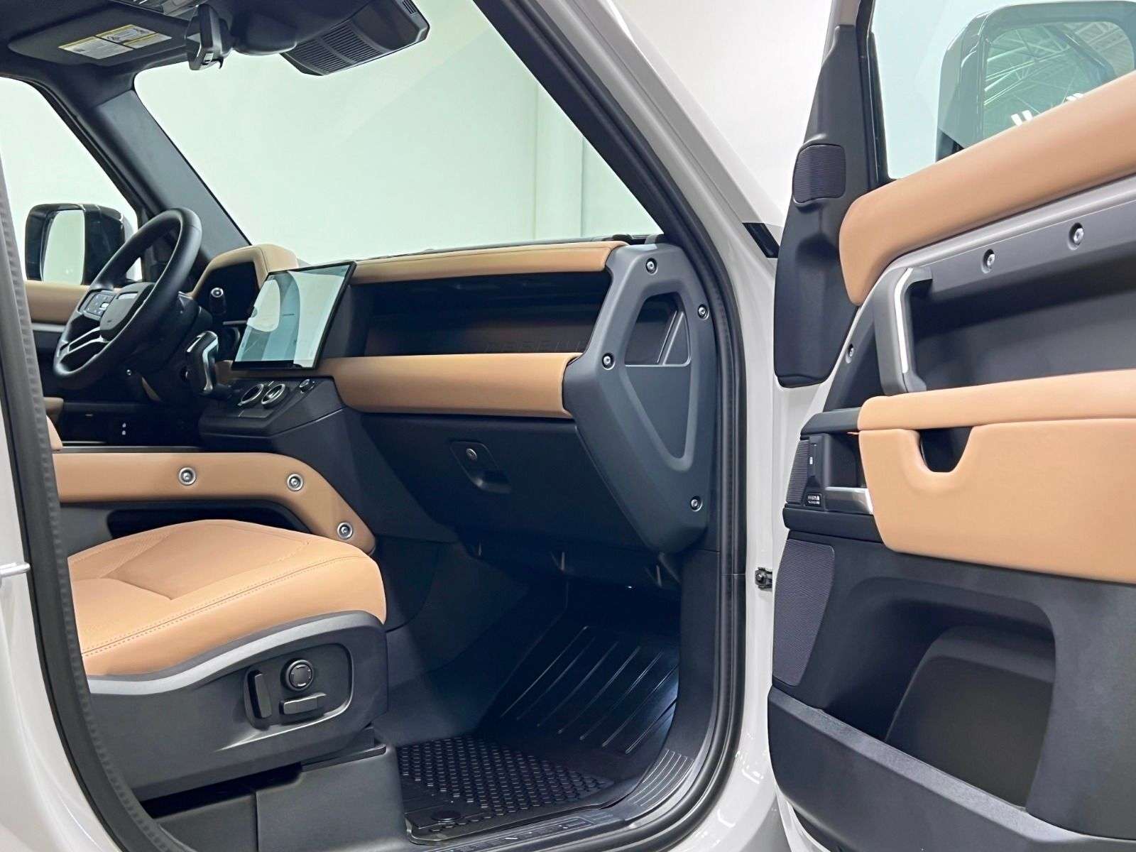 2026 Land Rover Defender 110 P500 V8 X-DYNAMIC SE thumb 22