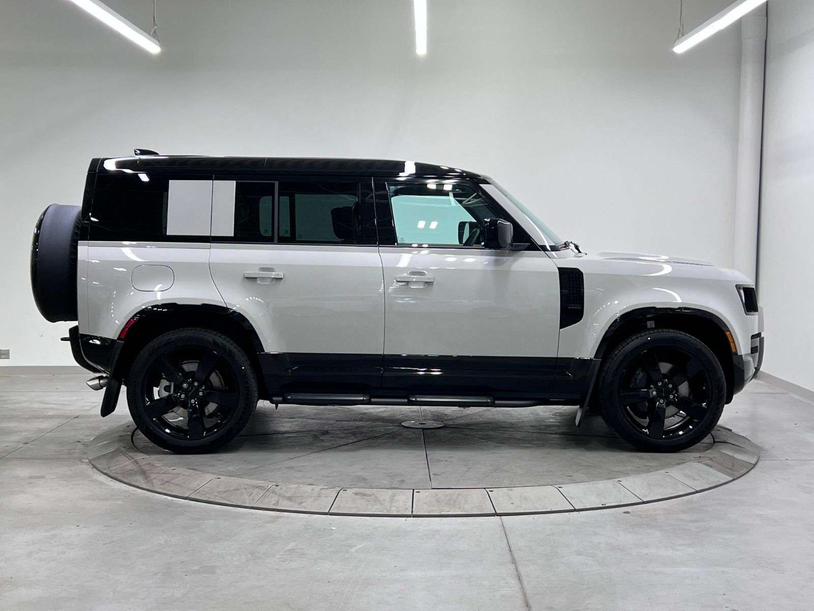 2026 Land Rover Defender 110 P500 V8 X-DYNAMIC SE thumb 7
