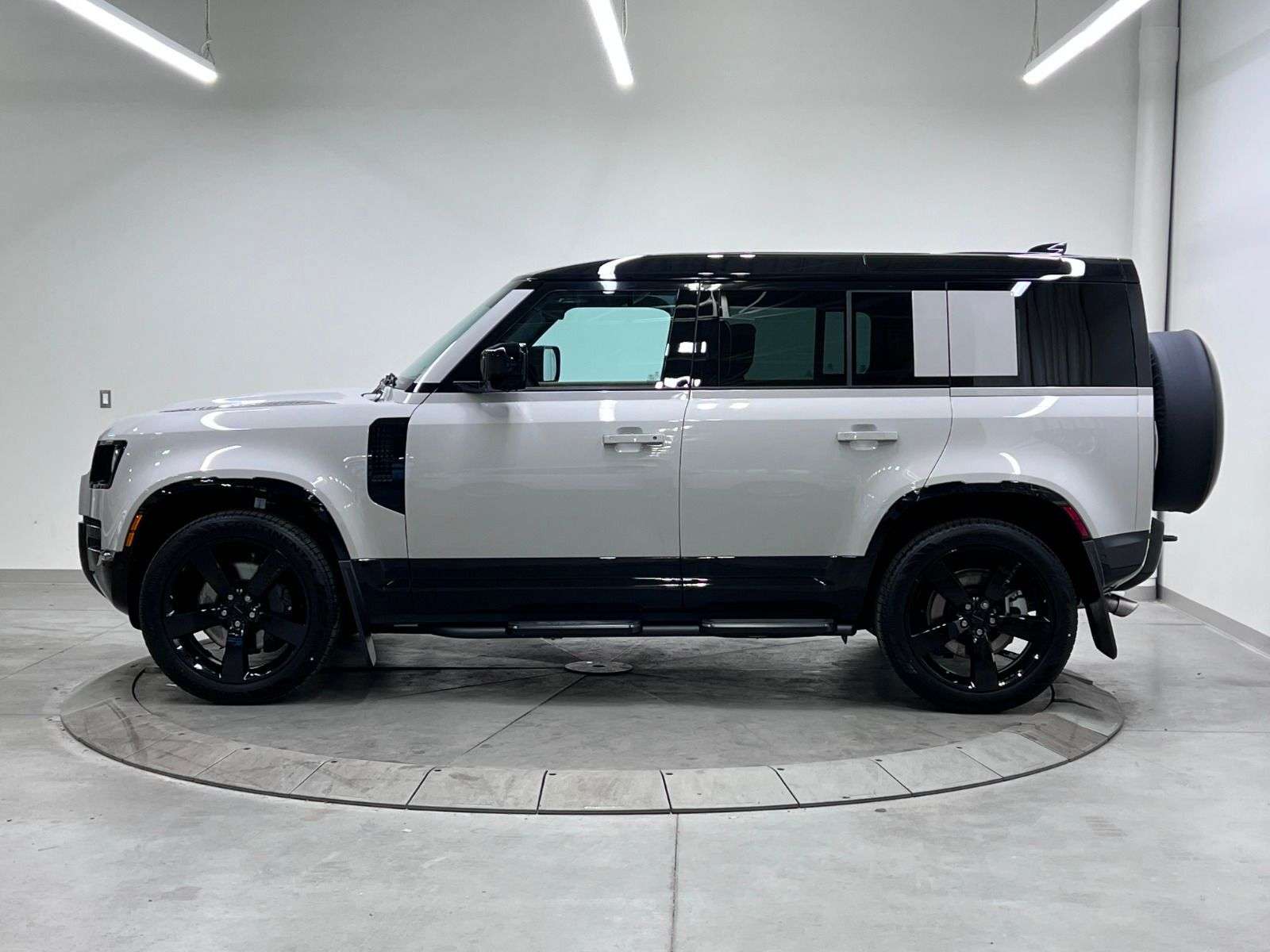 2026 Land Rover Defender 110 P500 V8 X-DYNAMIC SE alt 2