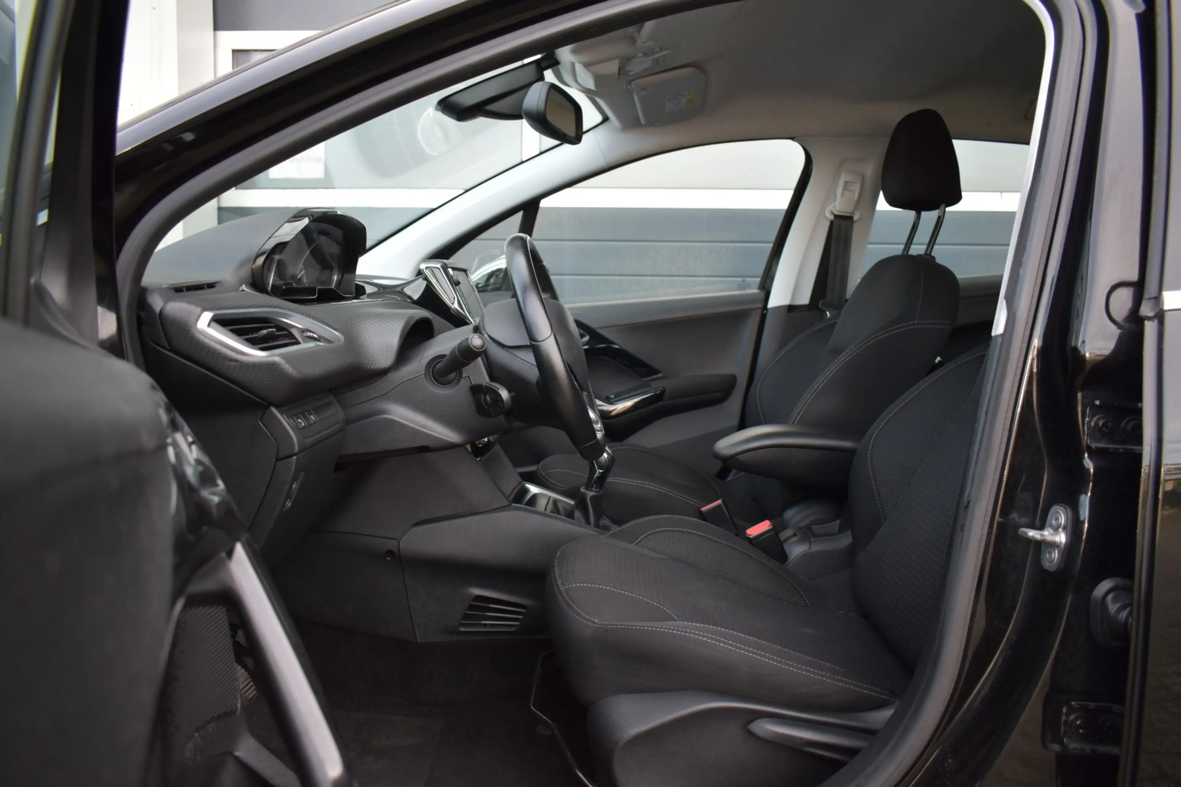 Peugeot 208 1.6 BlueHDi Blue Lease Executive — photo 10