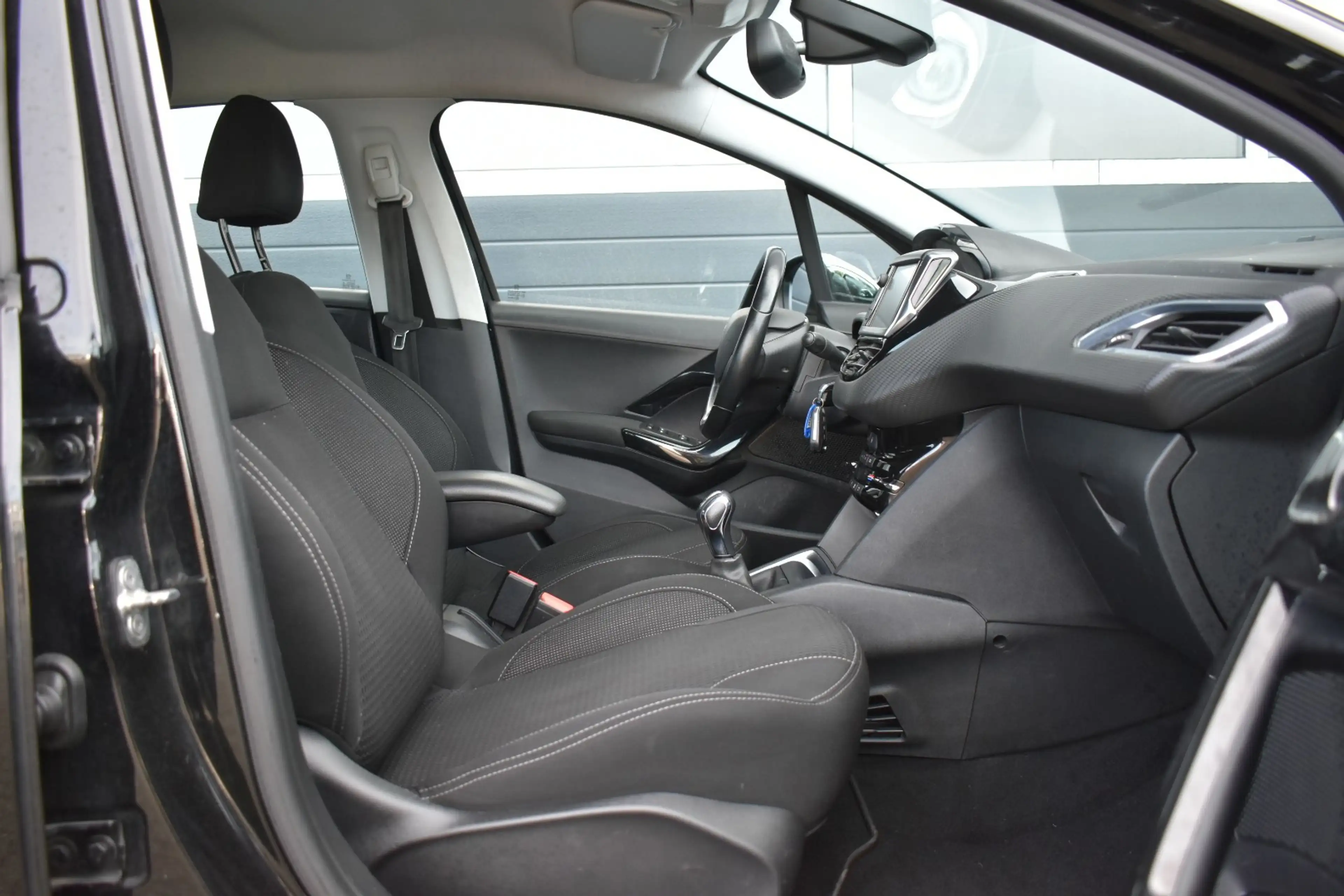 Peugeot 208 1.6 BlueHDi Blue Lease Executive — photo 15