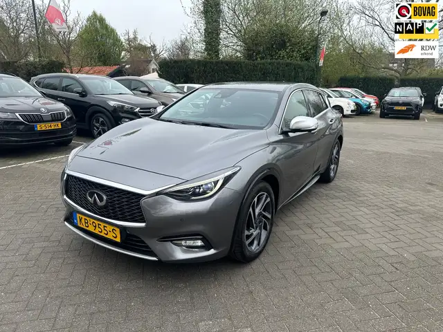 Infiniti Q30 1.6t Premium , automaat , leer, navigatie, pdc voo