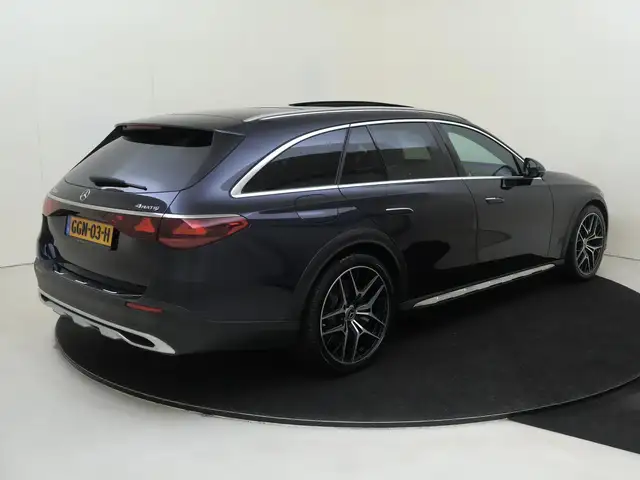 Mercedes-Benz E-Class view 4