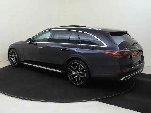 Mercedes-Benz E-Class view 3