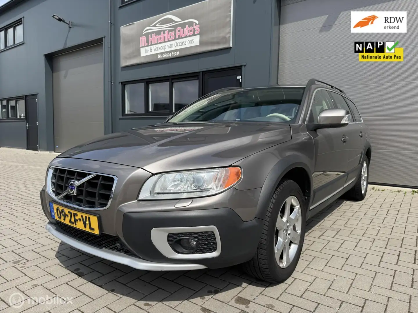 Volvo XC70 2.4 D5 Summum Grijs - 1