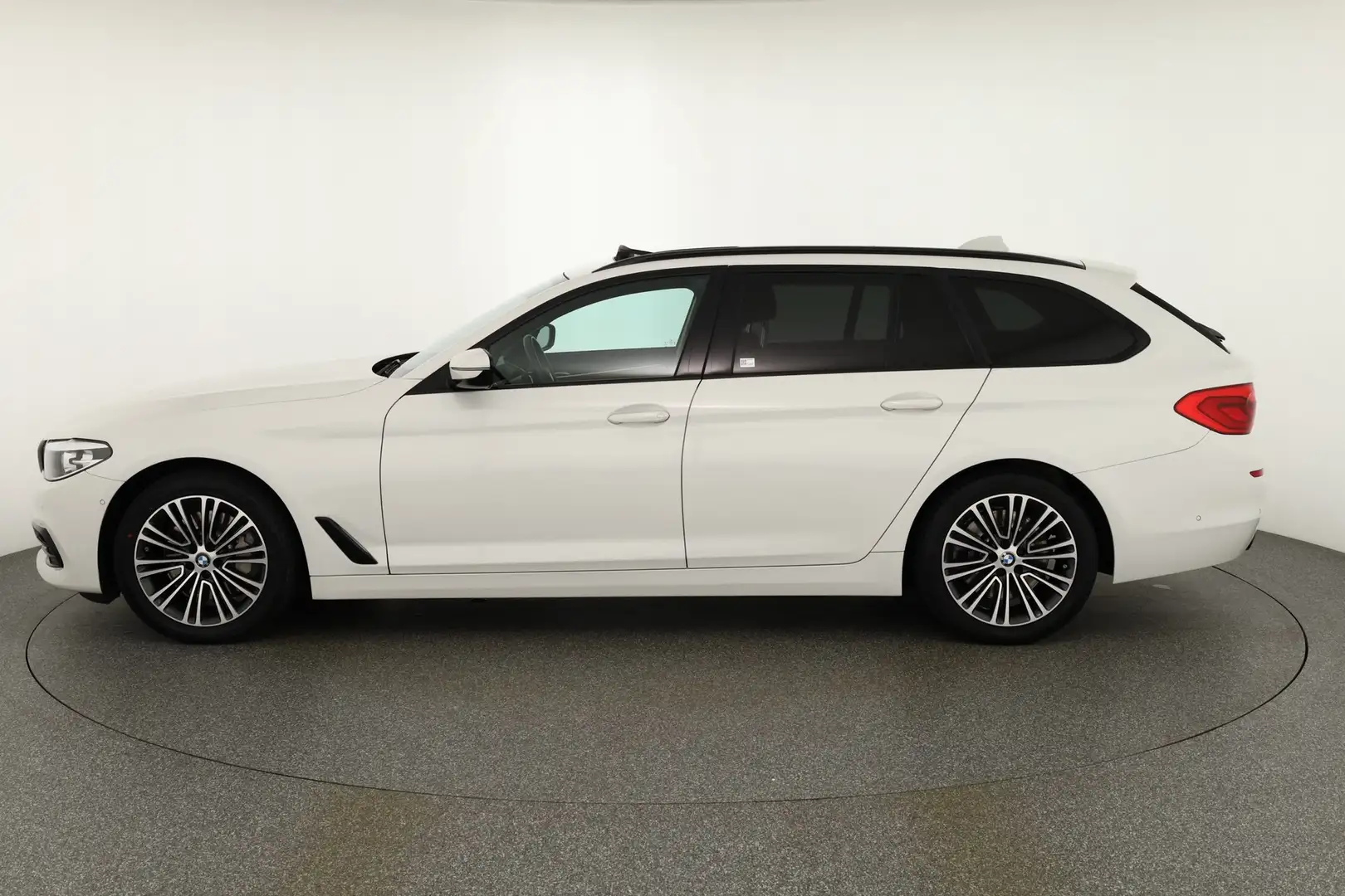 BMW 530 530d Touring xDrive Sport Line Standheizung AHK Blanc - 2