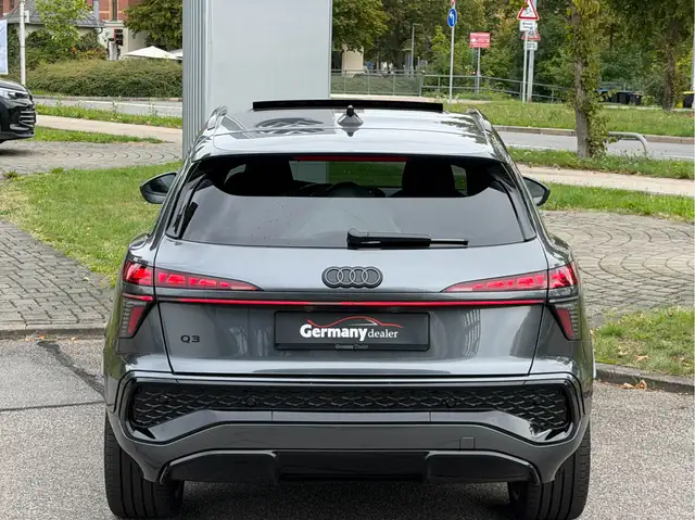 Audi Q3 view 8