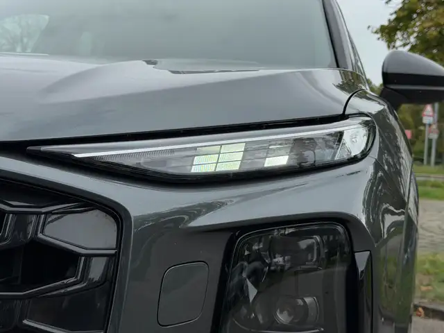 Audi Q3 view 9