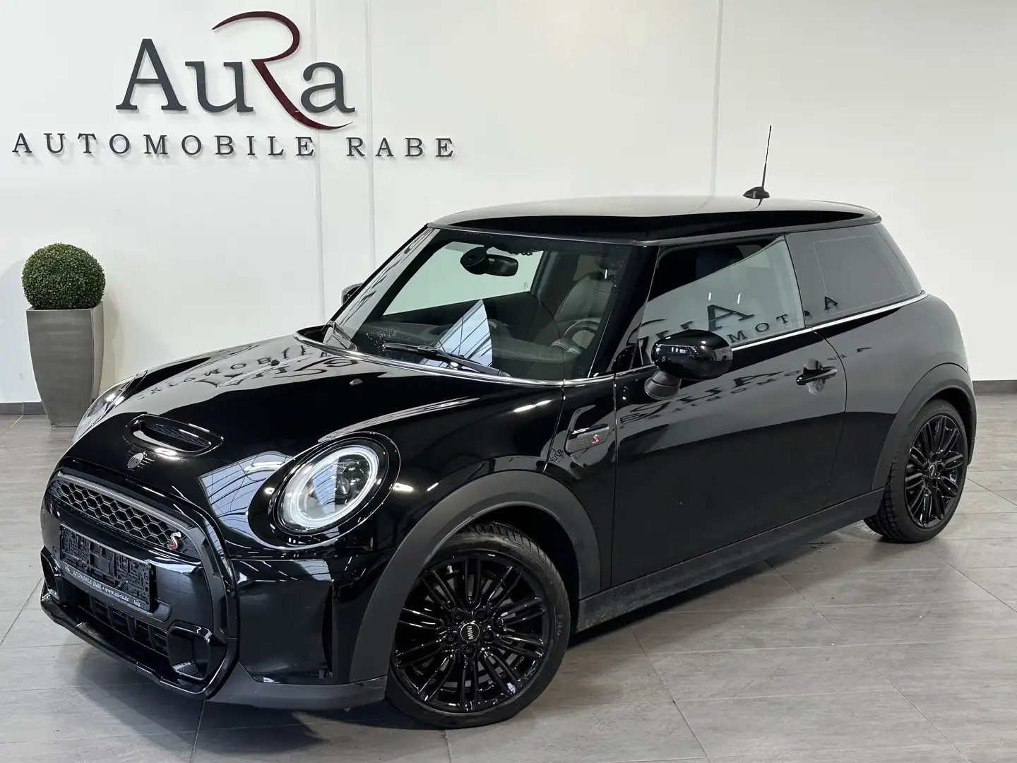 MINI Cooper S Classic Trim Black Aut. NAV+LED+DCC+1HD Schwarz - 1