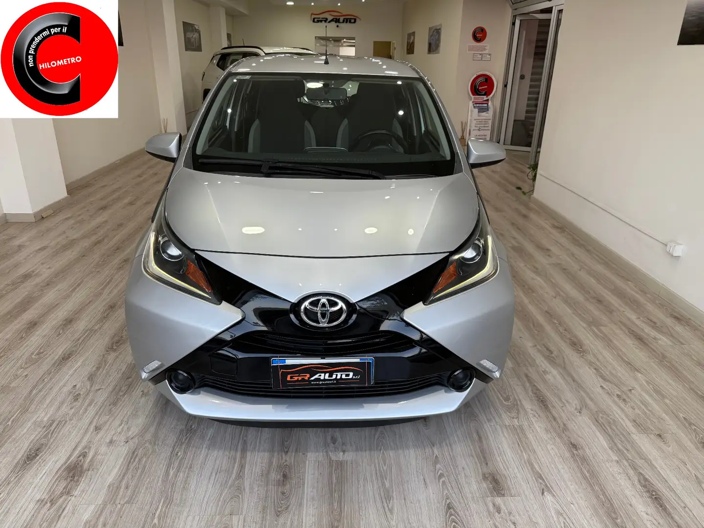 Toyota Aygo 1.0 VVT-i 69 CV 5 porte x-cite Zilver - 1