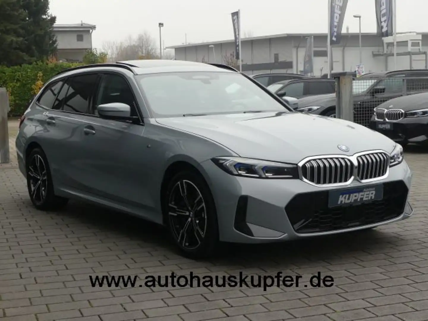 BMW 330 e Tour M Sport AHK°Ad.LED°Pano°Headup°HIFI Grau - 2