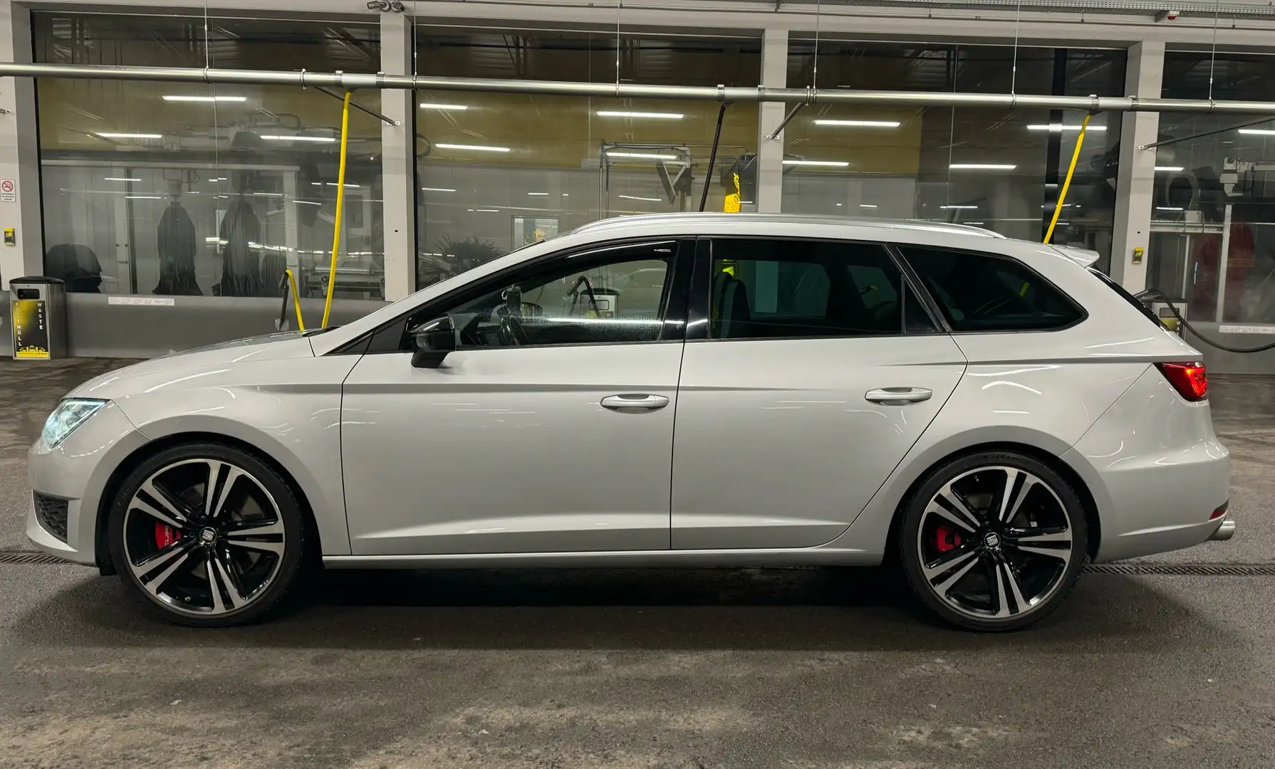 SEAT Leon ST Cupra 2,0 TSI Start-Stop DSG Silber - 2