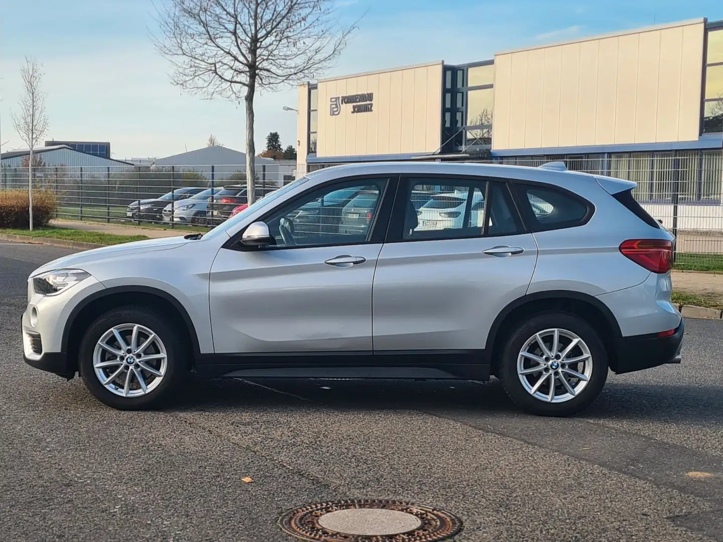 BMW X1 sDrive 18 d*Klima*BT*USB* Grau - 2