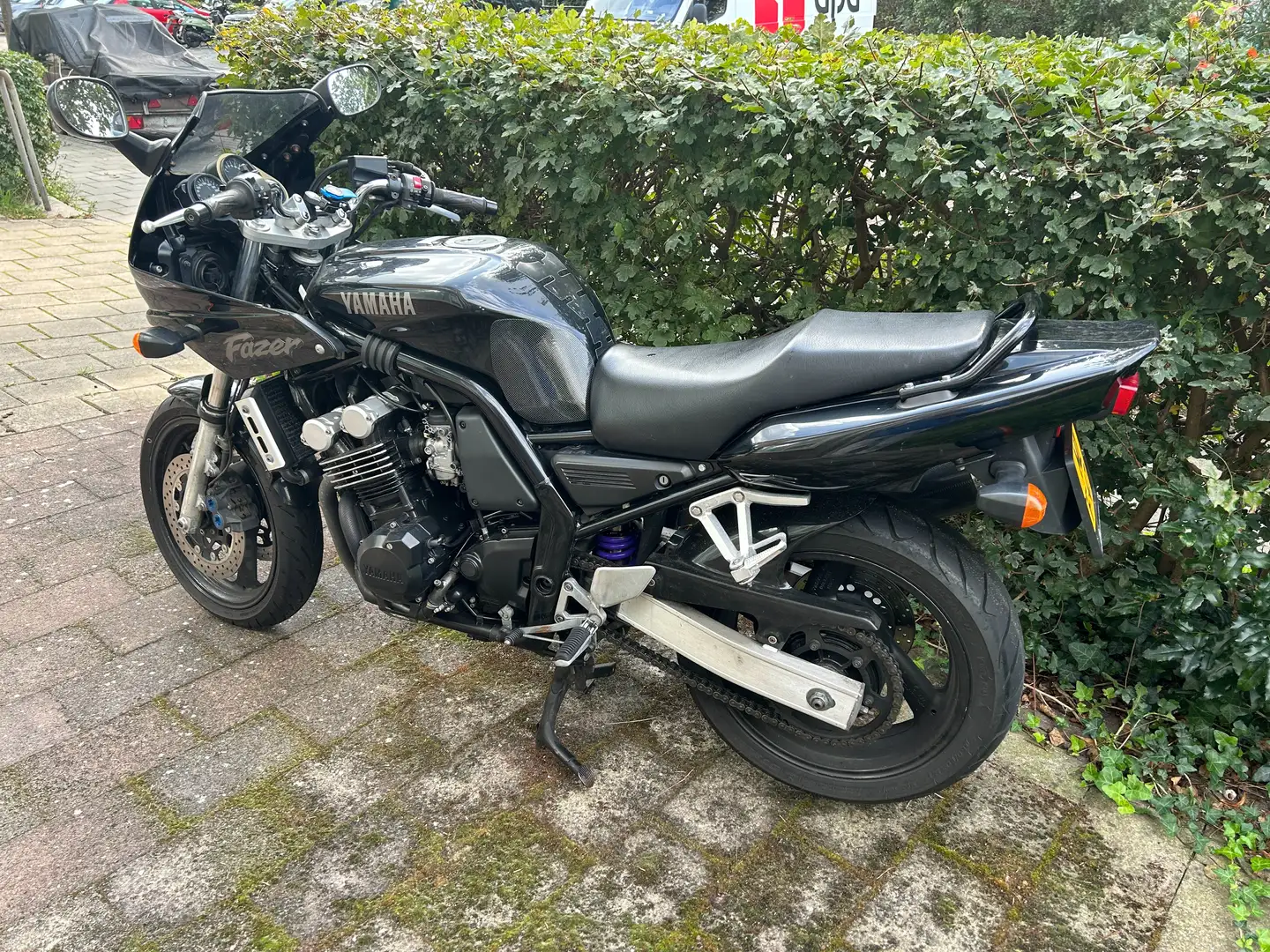Yamaha FZS 600 crna - 2