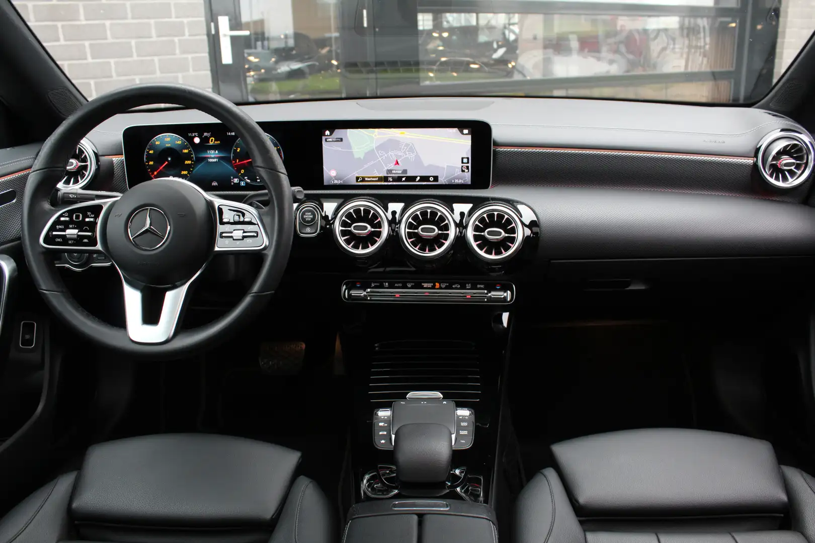 Mercedes-Benz CLA 200 Business Solution Luxury / Panoramadak / N.A.P. Grijs - 2