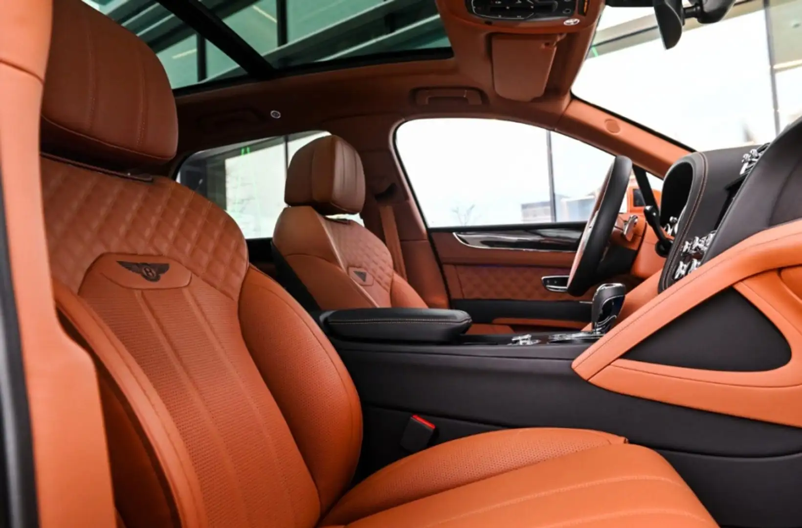 Bentley Bentayga Hybrid Оранжевий - 1