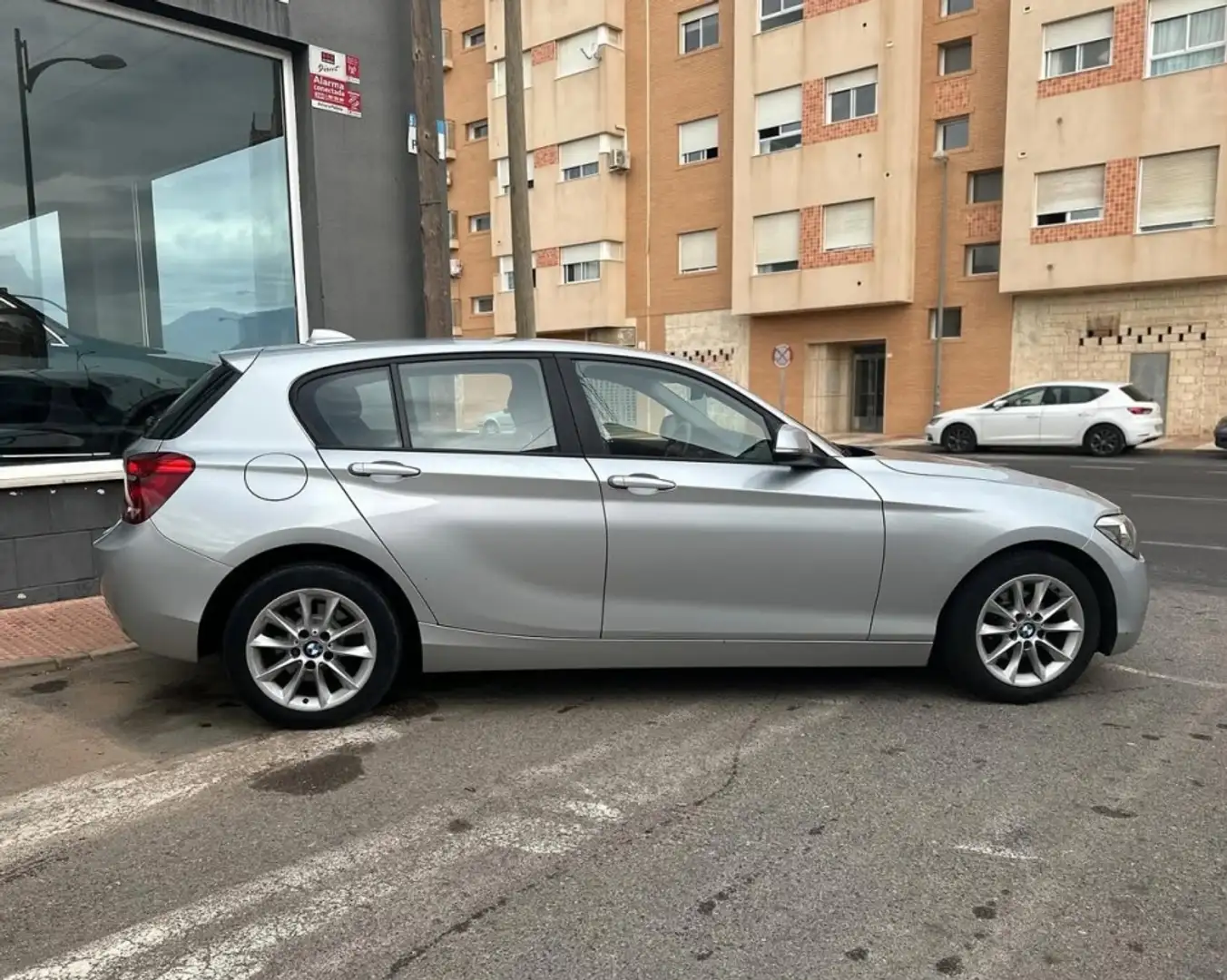 BMW BMW Serie 1 Berlina  Automático de 5 Puertas Gri - 2