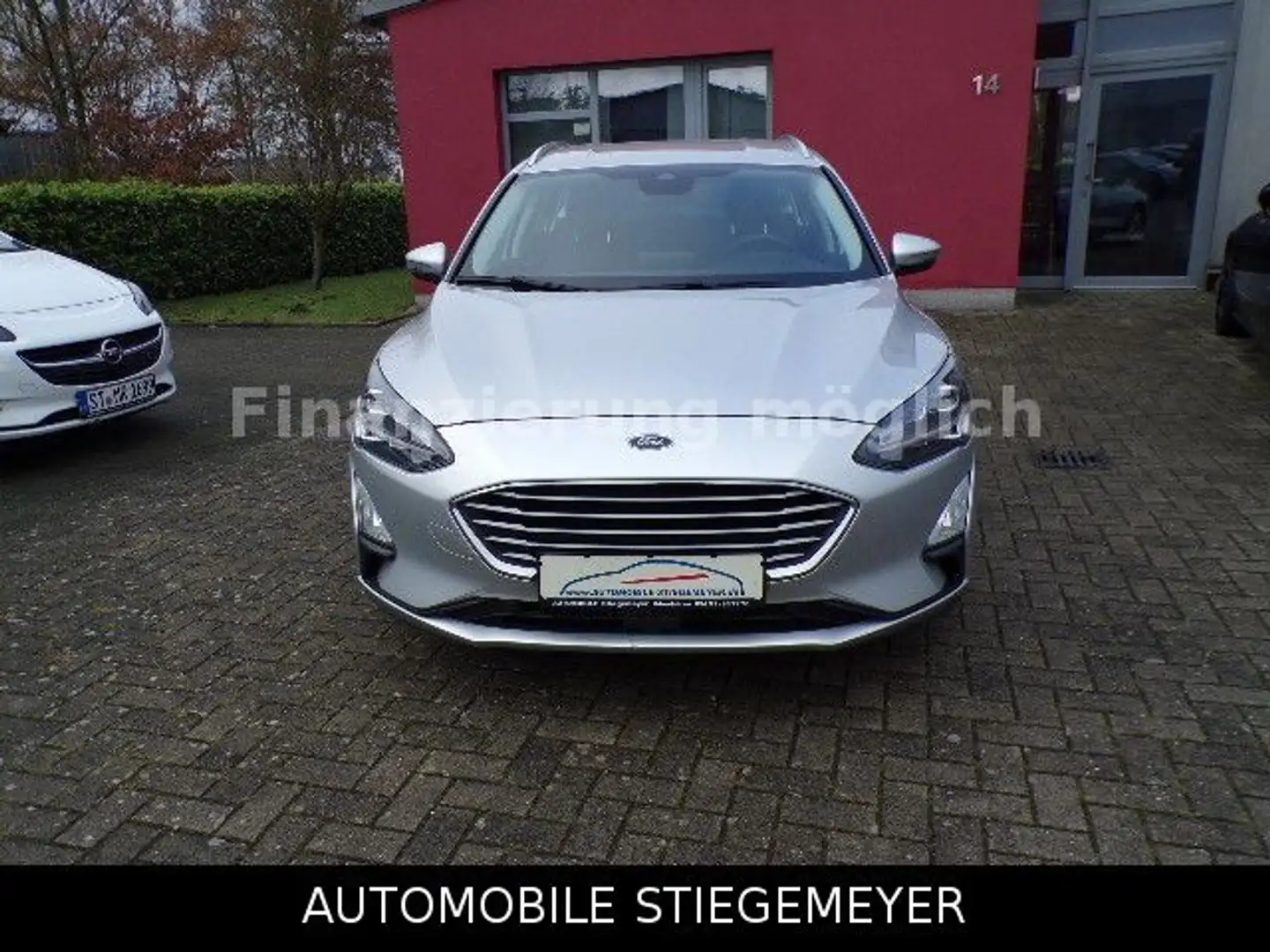 Ford Focus Turnier Cool & Connect mit AHK Argent - 2