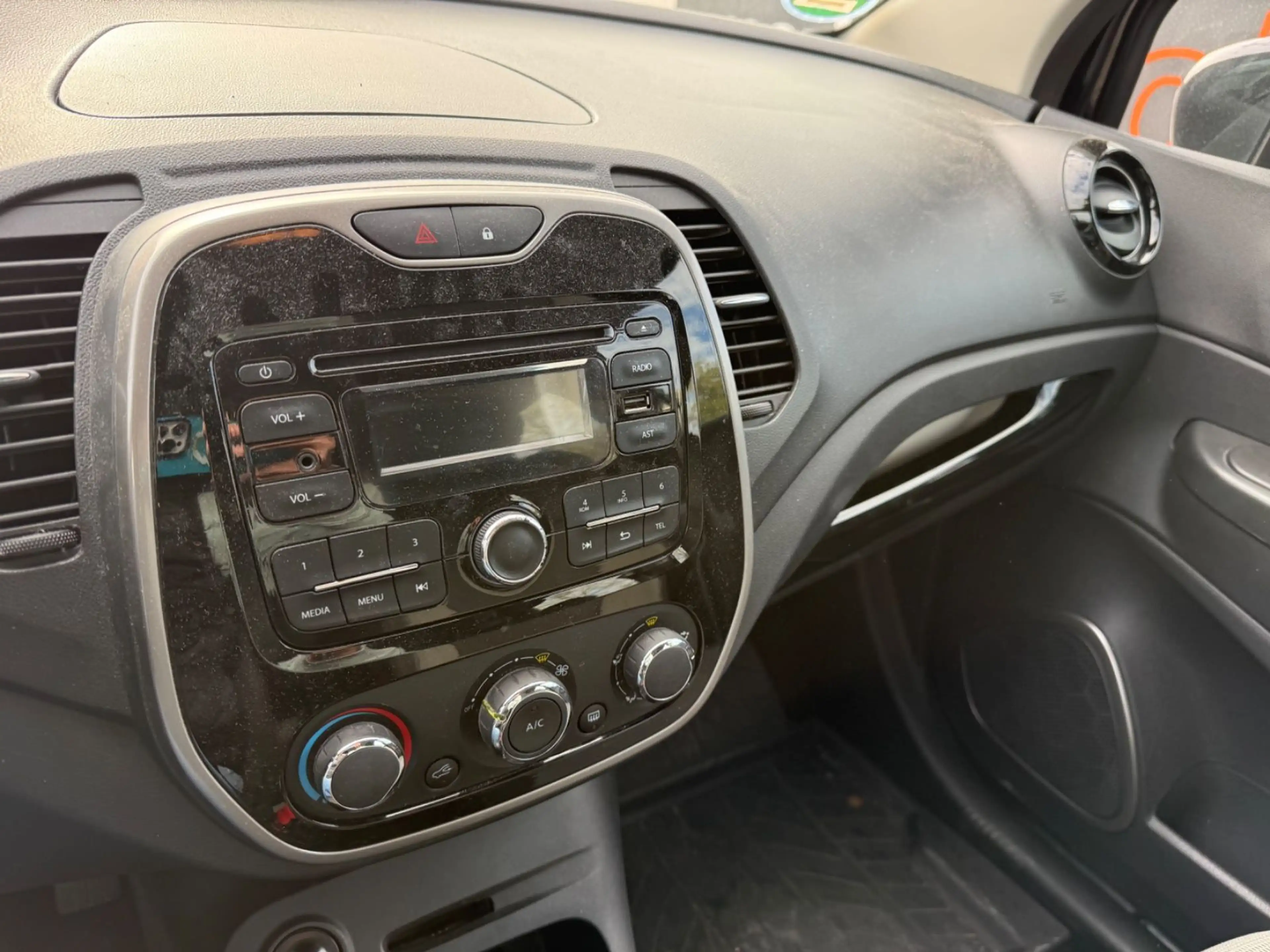 Renault Captur Experience+TEMPOMAT+USB+BC+MFL+ — photo 10