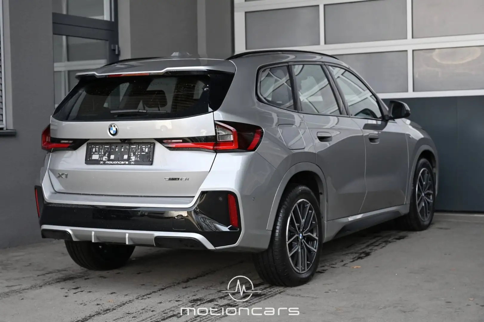 BMW X1 sDrive 18i M-Sport Silber - 2