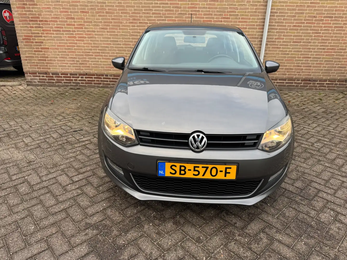 Volkswagen Polo 1.4-16V Highline Gris - 2