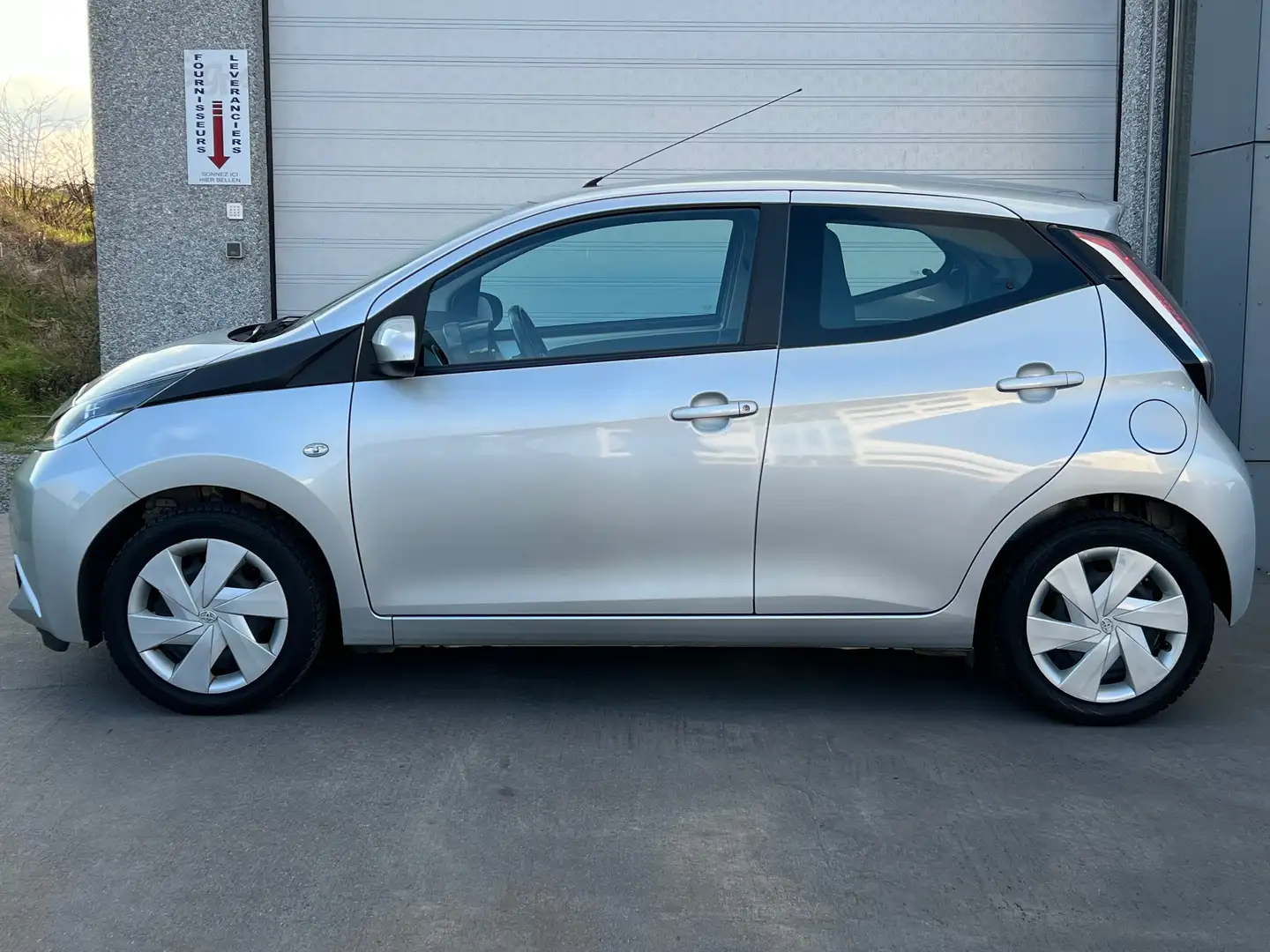 Toyota Aygo 1.0i VVT-i **Boite auto** Gris - 2