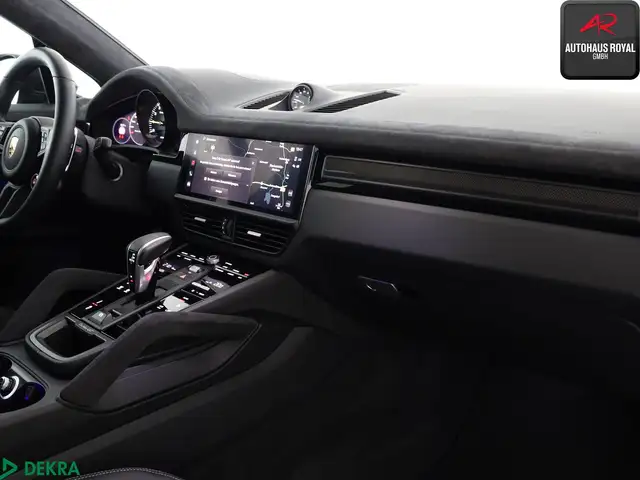 Porsche Cayenne view 11