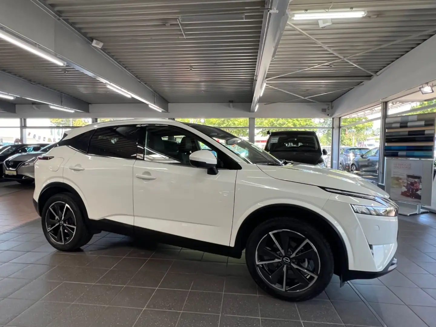 Nissan Qashqai 1.3 TEKNA+ plus VC+ACC+PANO+360°+HuD Weiß - 2