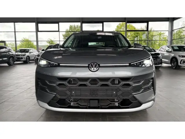 Volkswagen T-Roc view 5