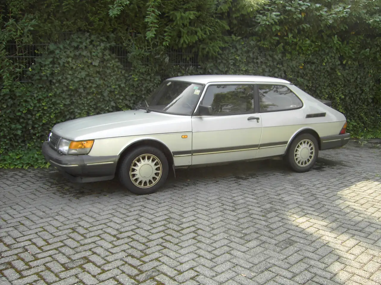 Saab 900