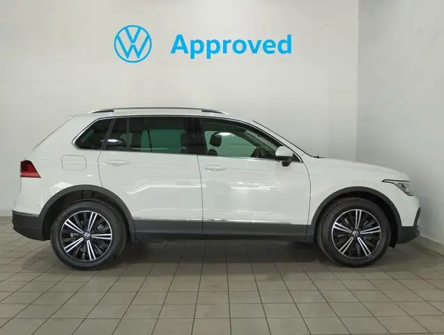 Volkswagen Tiguan view 3