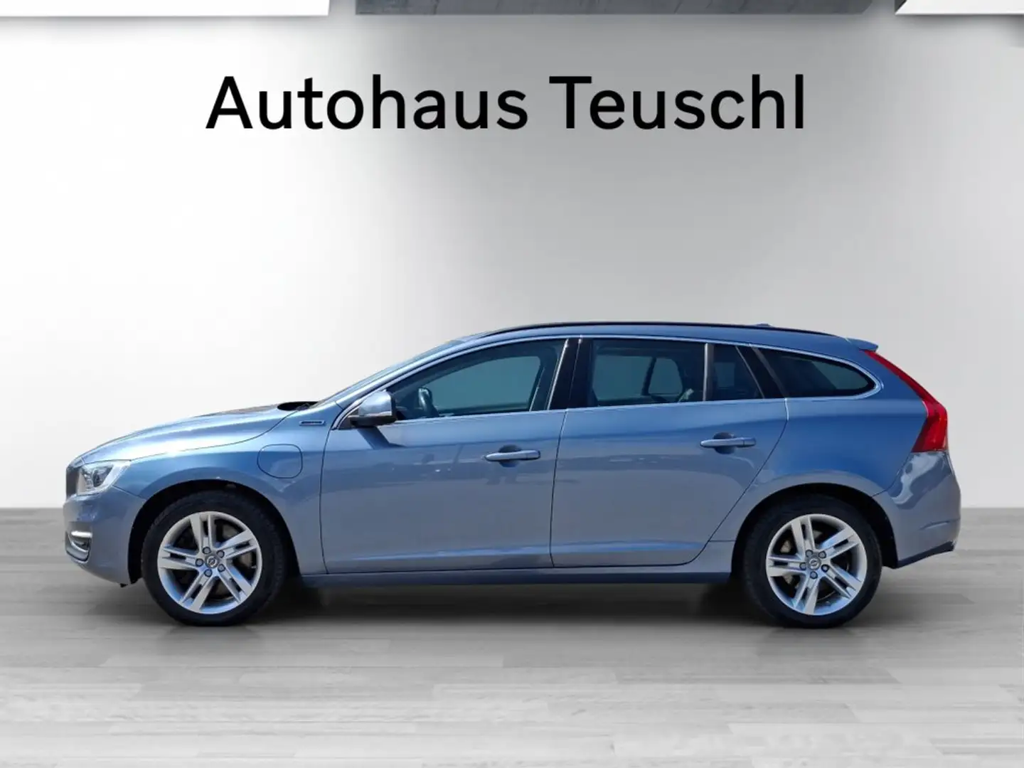 Volvo V60 D5 Twin Engine Momentum Blau - 2