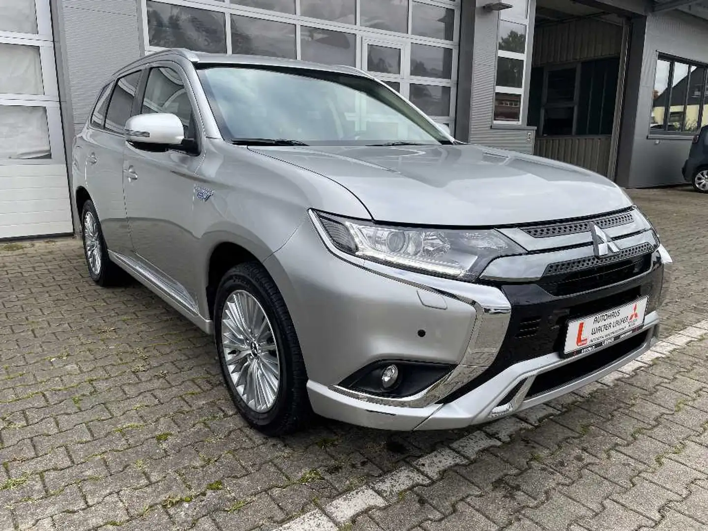 Mitsubishi Outlander PHEV BASIS Spirit-Paket 4WD Silber - 2