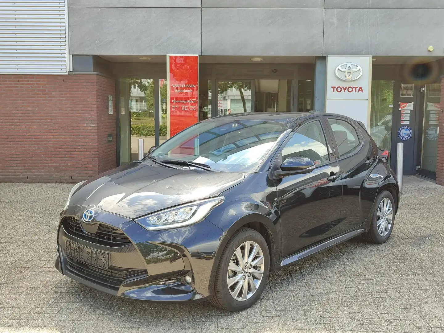 Toyota Yaris 1.5 Hybrid DYNAMIC STOEL/STUURVERW HEAD-UP 16'' LM Zwart - 1