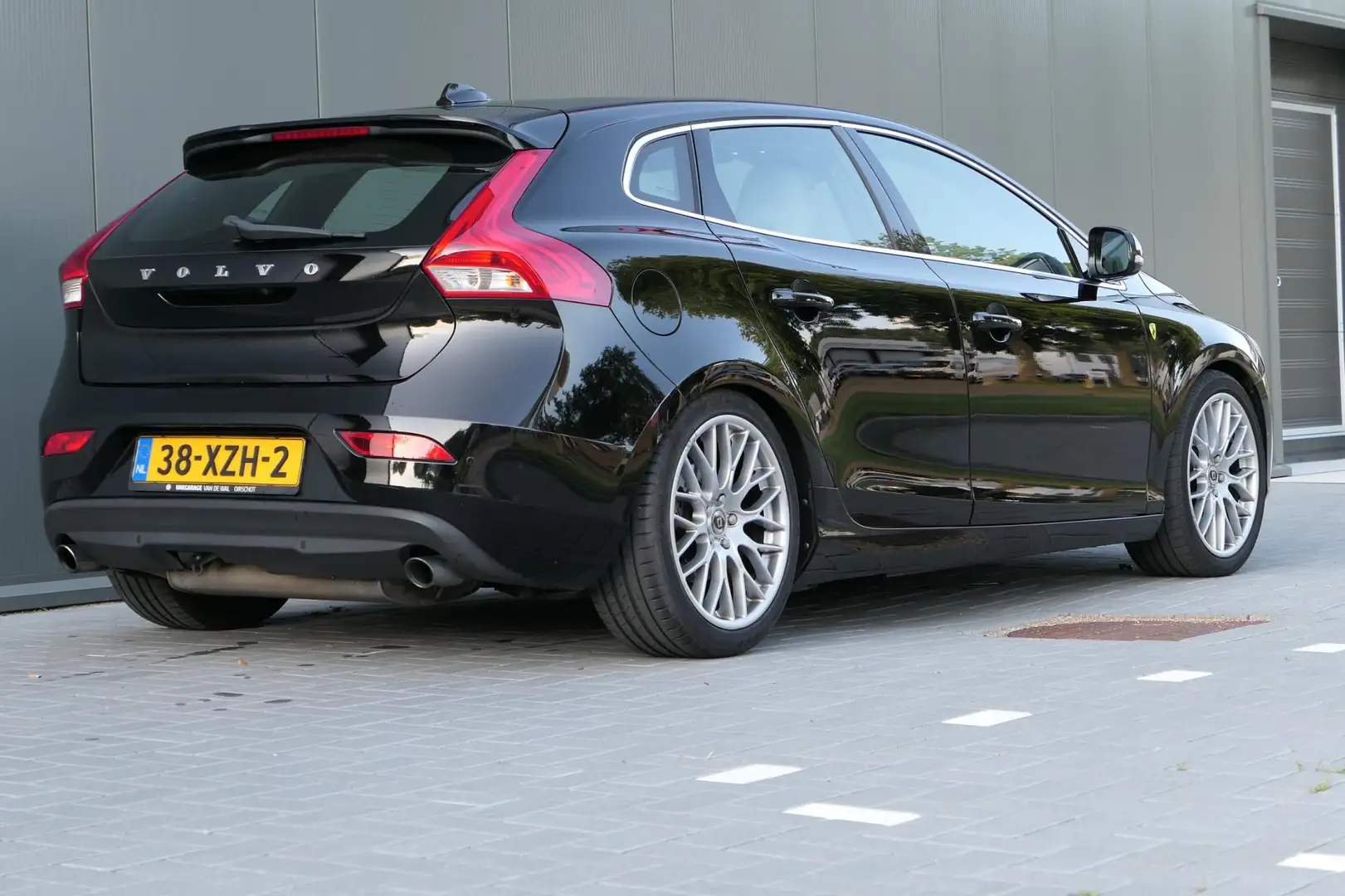 Volvo V40 1.6 T4 Momentum 180pk NAP Navi Cruise Clima Fekete - 2