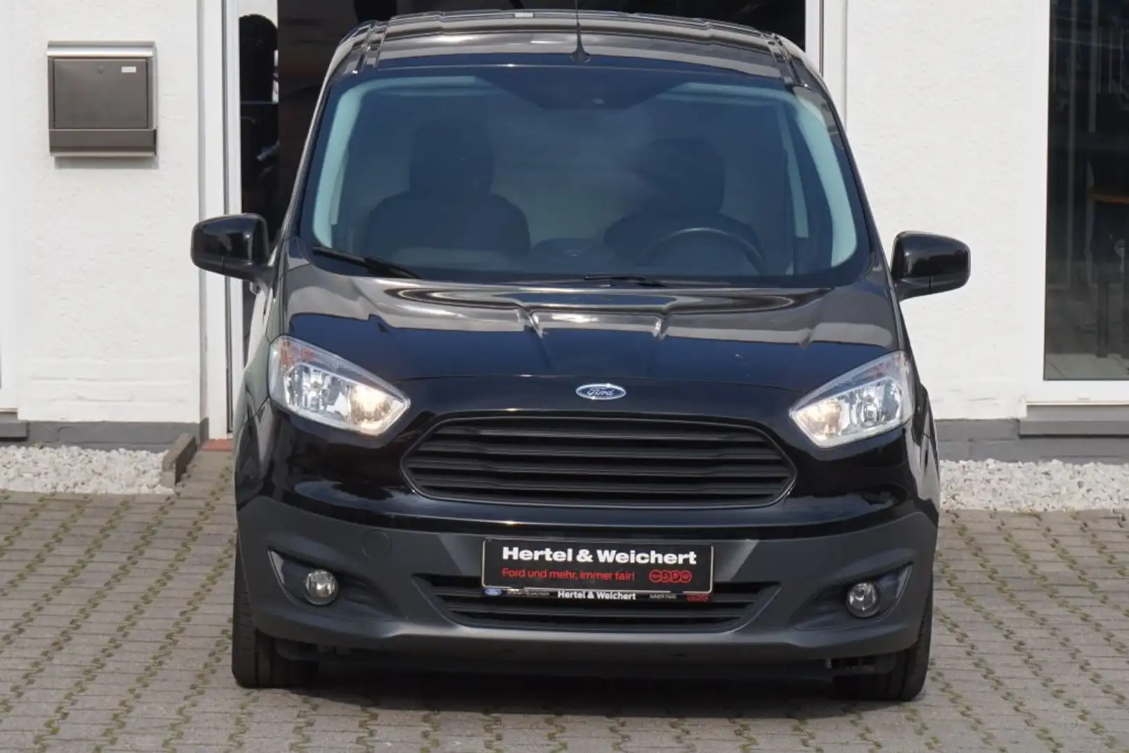 Ford Transit Courier Trend Negro - 2