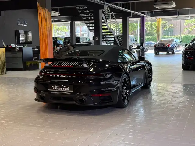 Porsche 911 view 7
