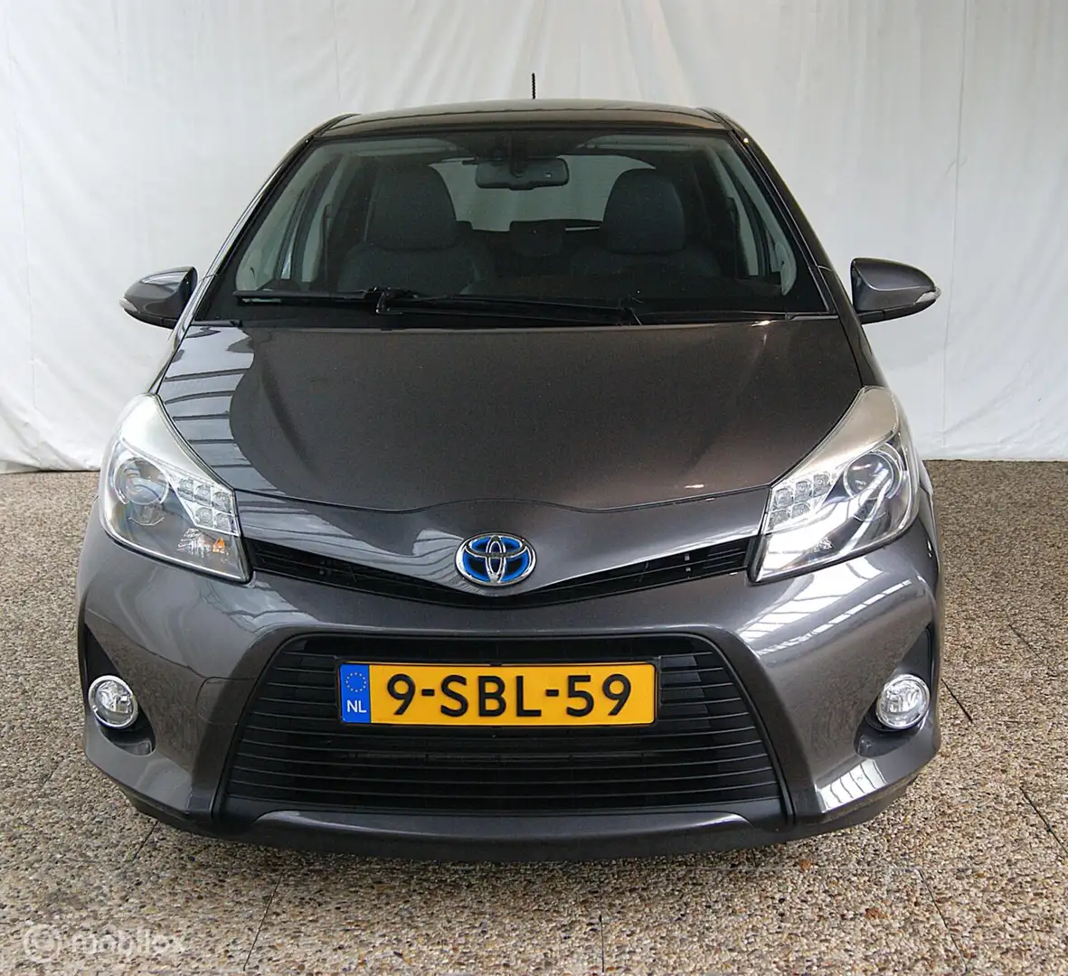 Toyota Yaris 1.5 Full Hybrid Dynamic Grijs - 2