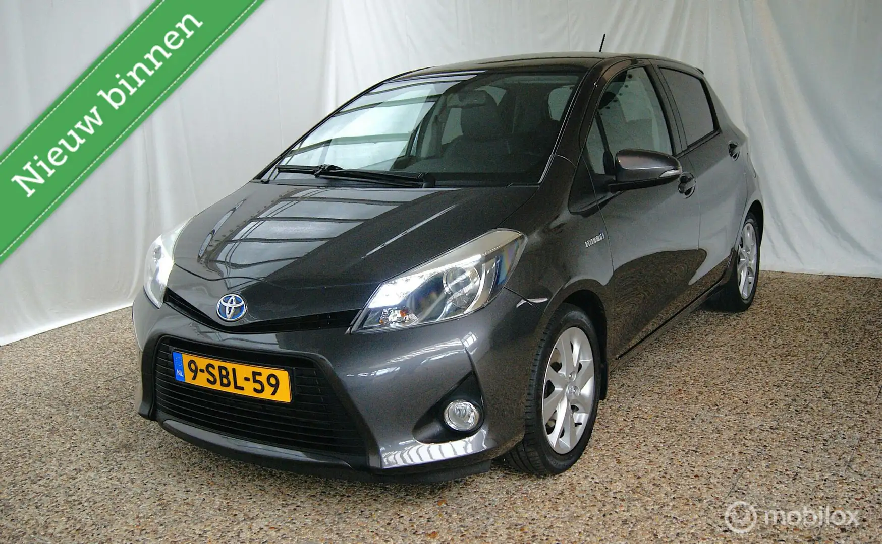Toyota Yaris 1.5 Full Hybrid Dynamic Grijs - 1