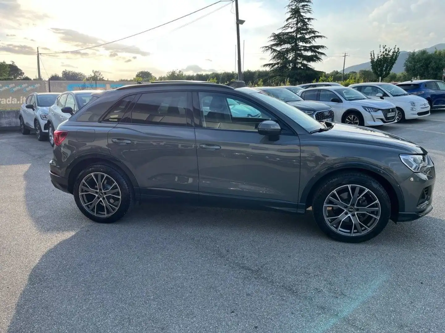Audi Q3 35 TDI quattro Business Advanced Grijs - 2