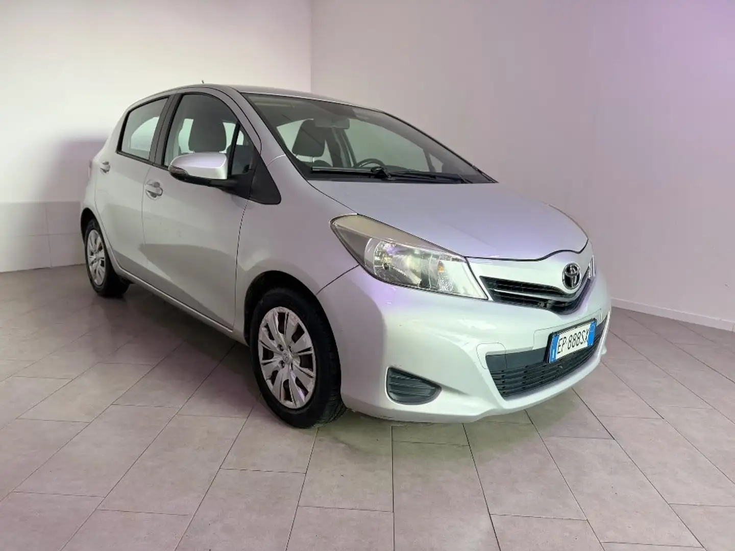 Toyota Yaris 1.0 5 porte Lounge Argent - 2