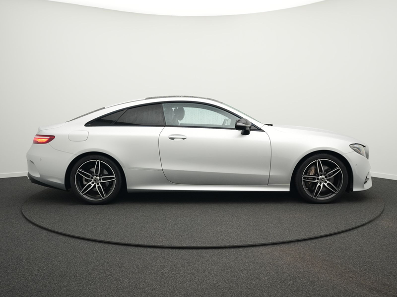 Mercedes-Benz E 350 d AMG Line *StdHz*PANO*AHK*LED*NAVI*LEDER* — photo 12