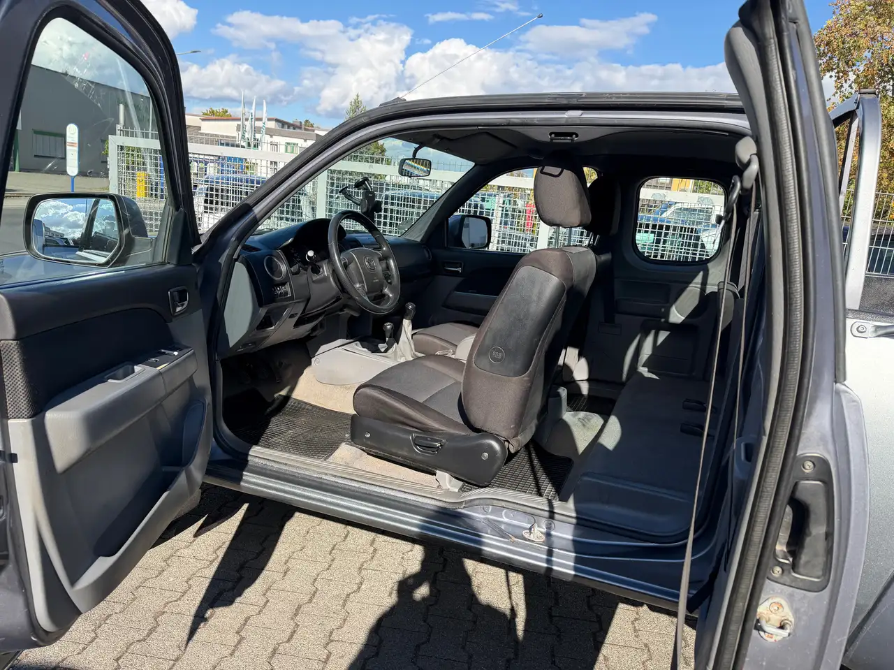 MAZDA BT-50 2.5 TURBO DIESEL 143ch 4X4 - CABINE APPROFONDIE - ATTELAGE - SIÈGES CHAUFFANTS - CLIMATISATION