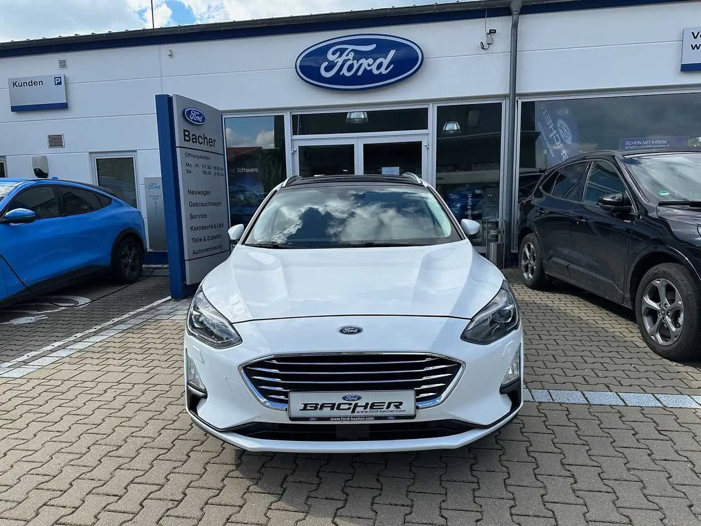 Ford Focus 1.5 Turnier Autom. TITANIUM *AHK*LED*PANO* Blanc - 2