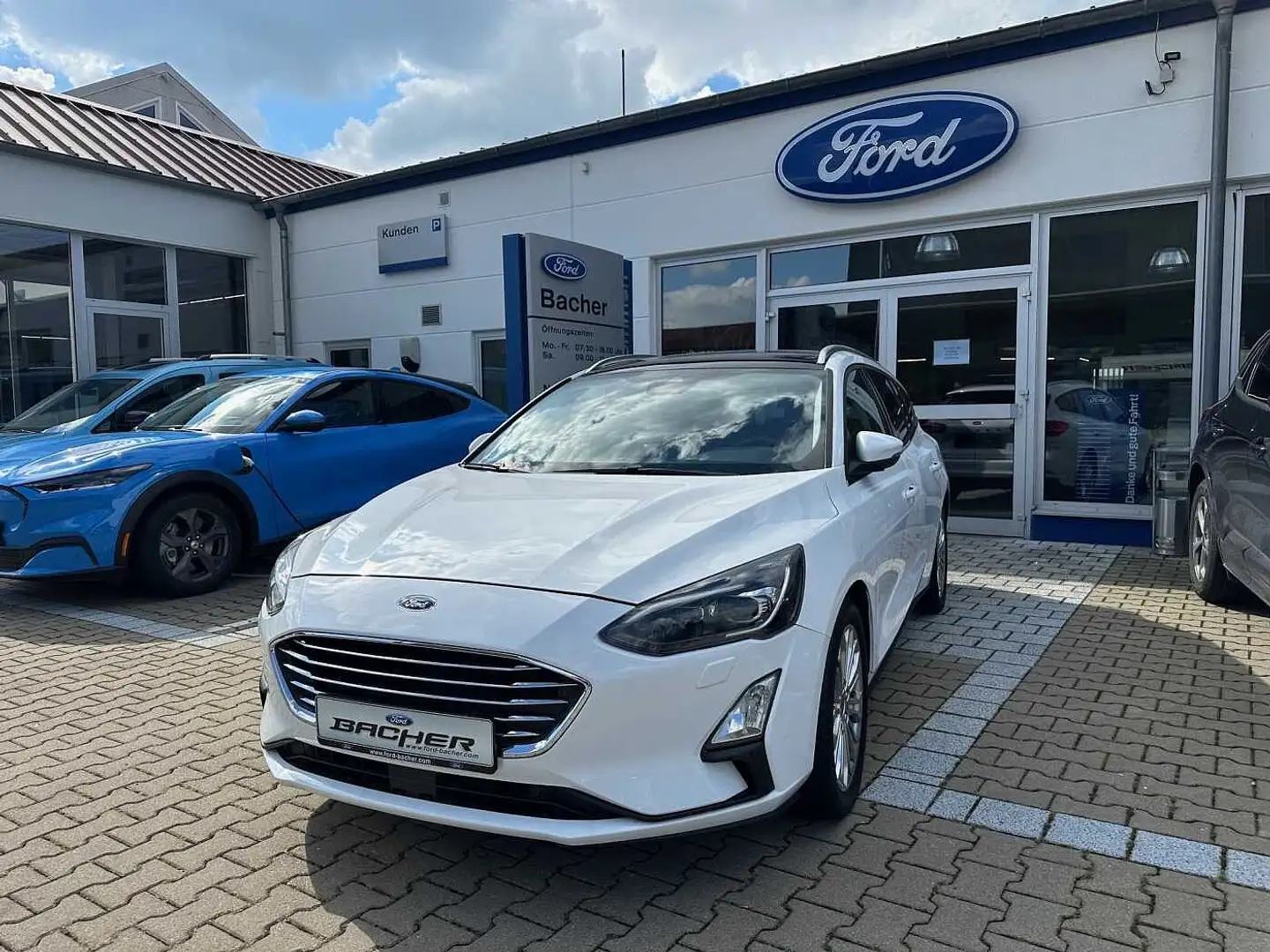 Ford Focus 1.5 Turnier Autom. TITANIUM *AHK*LED*PANO* Blanc - 1