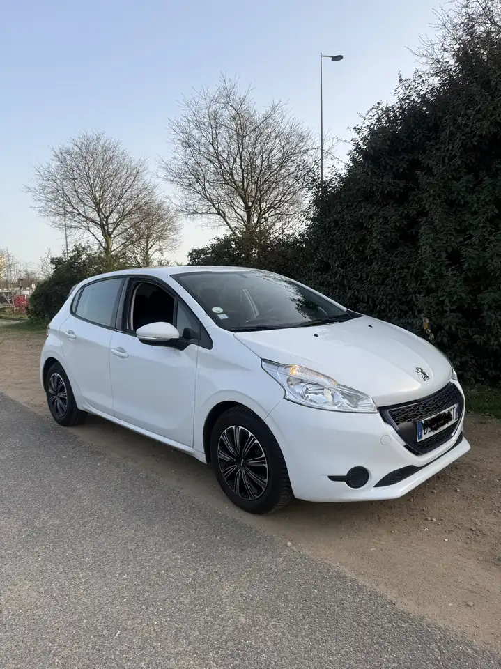 Peugeot 208 1.6 e-HDi 92ch FAP BVM5 Allure