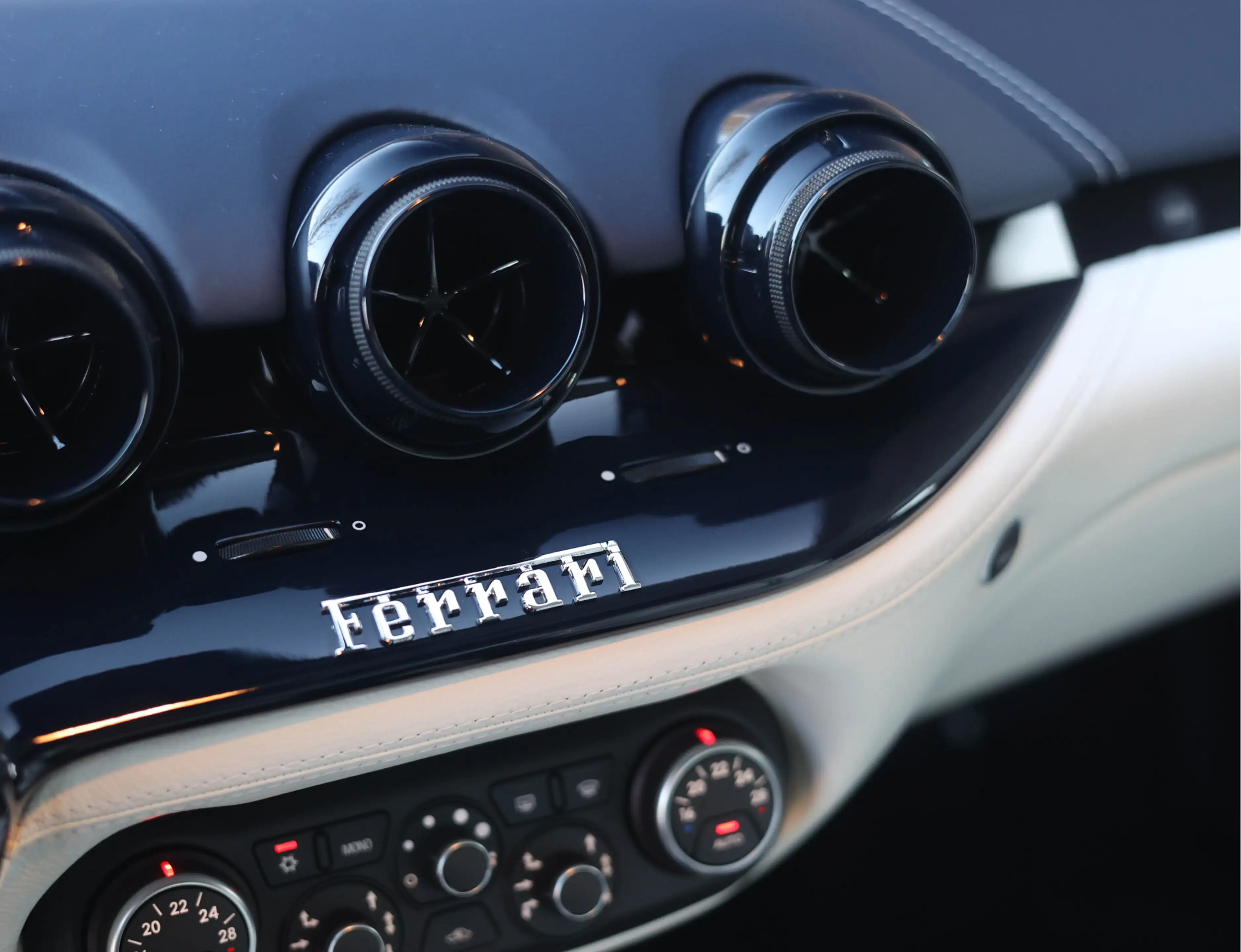Ferrari F12 6.3 Berlinetta HELE | Tailor Made - Blu Pozzi - Hi — photo 41