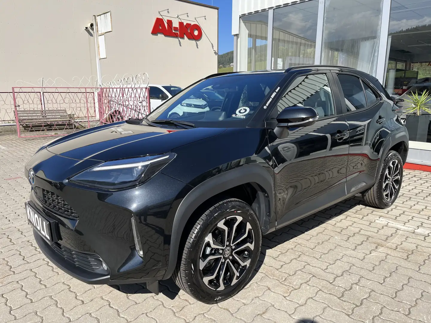 Toyota Yaris Cross Hybrid FWD Active Drive Safetypaket kostenlos Schwarz - 2